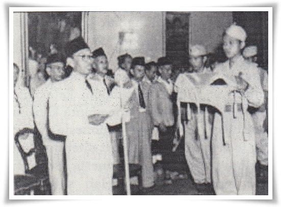 Pemangku Jabatan Presiden RI, Mr. Assaat, sedang memberikan sambutan (Foto: Buku Memoar Mr. Assaat hlm. 88/ANRI, IPPHOS 1945-1950)