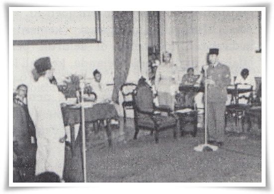 Upacara penyerahan jabatan Presiden RI dari Presdien RIS Ir. Sukarno kepada Ketua KNIP Mr. Assaat (Foto: Buku Memoar Mr. Assaat, hlm. 41/ANRI, IPPHOS 1945-1950)