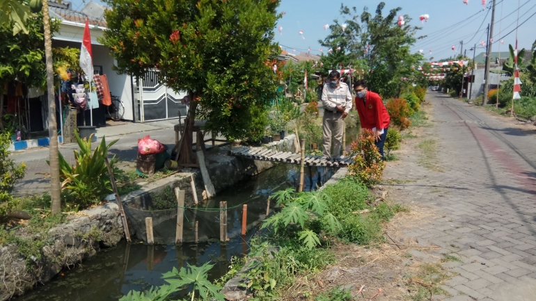 Analisa Potensi Lahan Tepi Sungai bersama Bapak Heru Prubo (Bendahara RT) (Sumber: dokpri)