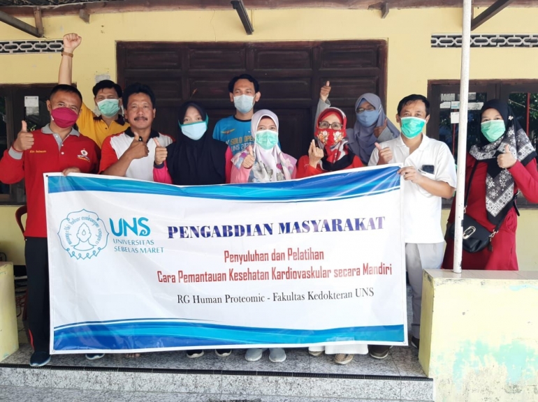 Tim dosen FK UNS berfoto bersama Pak RT setempat (dok. RG Human Proteomic FK UNS) 
