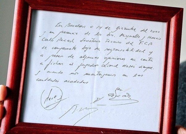 Kontrak pertama Messi-Barcelona pada 14 Desember 2000 melalui Charly Rexach, ditulis di selembar serbet di sebuah restoran. | sports24online.com