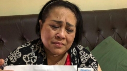 Ekpresi Kesedihan Pelawak Nunung saat Tertimpa Musibah. Sumber Tribunnews.com