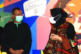 Dahlan Isakan bersama Wali Kota Risma.foto:jpnn.com