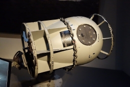 Keterangan gambar: bom dalam anti kapal selam Depth Charge Mark 9. Sumber gambar: wikimedia.org