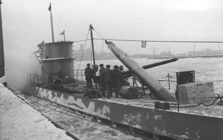 Keterangan gambar: U-Boot Jerman sedang memuat torpedonya. Sumber gambar: German Federal Archives Collection/wikimedia.org