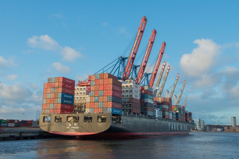 Kapal logistik sebagai bagian dari mata rantai perdagangan. (Foto: Pixabay)