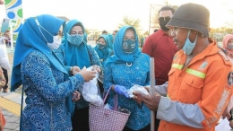 Ketua PKK SulSel (kiri) membagikan masker ke salah seorang Petugas Kebersihan di RTH Emmy Saelan, Makassar (29/08/20). | Dok. AMBAE