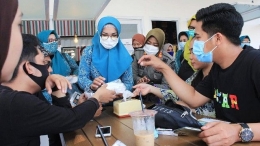 Pembagian masker oleh Ketua PKK SulSel (tengah) di Kawasan Kuliner Lego-lego Makassar (29/08/20). | Dok. AMBAE