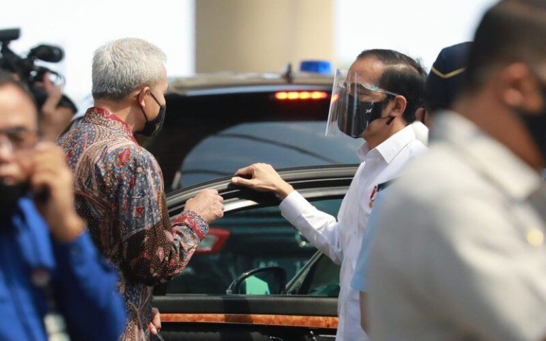 Presiden Jokowi ngobrol dengan Gubernur Jateng, Ganjar Pranowo usai meresmikan Bandara Yogyakarta, Jumat (28/8) lalu. Dok bisnis.com