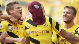 Aubameyang gemar berselebrasi dengan topeng superhero, salah satunya adalah Spiderman. Gambar: via Goal.com