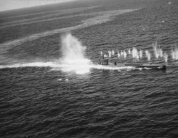 Keterangan gambar: sebuah U-Boot Jerman mendapat serangan dari pesawat tempur. Sumber gambar: history.navy.mil/wikimedia.org 