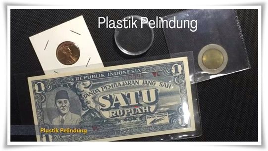 Plastik pelindung sebagai salah satu sarana perawatan uang kuno (Foto: Zulkifli M)