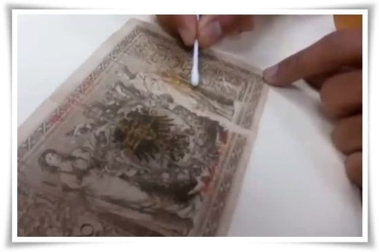 Merawat uang kertas yang berusia ratusan tahun (Foto: MBI)