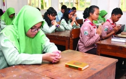 Para murid SMAN 8 Surabaya berdoa pagi menjelang pelajaran dimulai. Suasana religius memperkuat toleransi di antara mereka. (Allex Qomarullah/Jawa Pos/JawaPos.com)