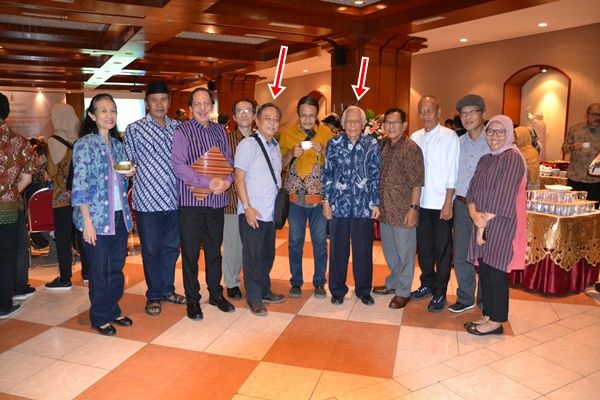 Pak Tomi (panah panjang) dan Pak Mundardjito (panah pendek)/Foto: Fadhlan