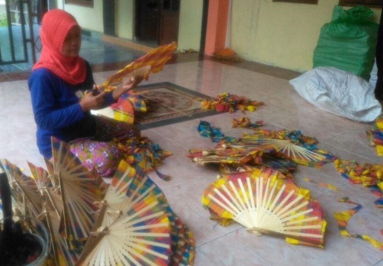 Salah satu usaha kerajinan kipas di Jogja yang didanai KUR. Dokpri