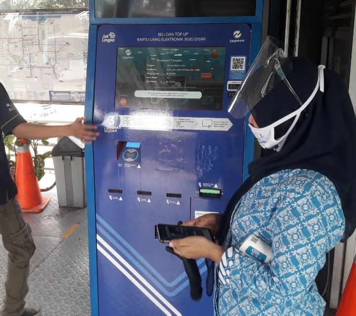  Di halte Cawang UKI terdapat mesin kartu uang elektronik(dokpri)
