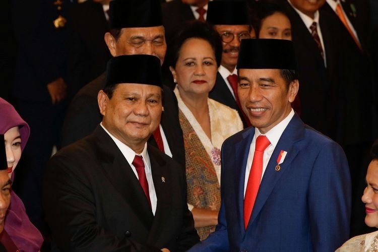 Menteri Pertahanan, Prabowo Subianto mendapat ucapan selamat dari Presiden RI, Joko Widodo saat pelantikan menteri-menteri Kabinet Indonesia Maju di Istana Negara, Jakarta, Rabu (23/10/2019). Presiden RI Joko Widodo mengumumkan dan melantik menteri-menteri Kabinet Indonesia Maju.(KOMPAS.COM/KRISTIANTO PURNOMO)