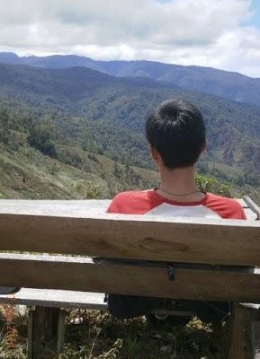 Ketika saya duduk termanggu sendirian sambil memandang hamparan hutan Leuser yang luas (foto dokumen pribadi).