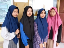 Zhalsadilla Putri, A. Nurul Fatima Zahra, Afriani Nur dan Marwah Ramadani, siswa MA PP. Nurul Falah yang bertanding di Ajang Muslimah SISFEST 2020. (Dokpri)