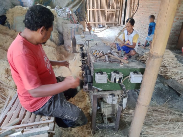 Usaha kerajinan tusuk sate juga didanai KUR. Dokpri