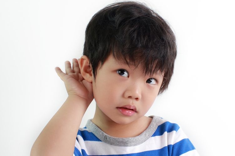 ilustrasi seorang anak yang sedang mendengarkan sesuatu. (sumber: shutterstock via kompas.com)