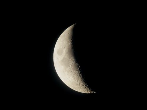 Ilustrasi Bulan dan Malam. sumber: unsplash
