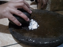 Menggiling Lada dan garam di cobek (Dokumentasi pribadi)