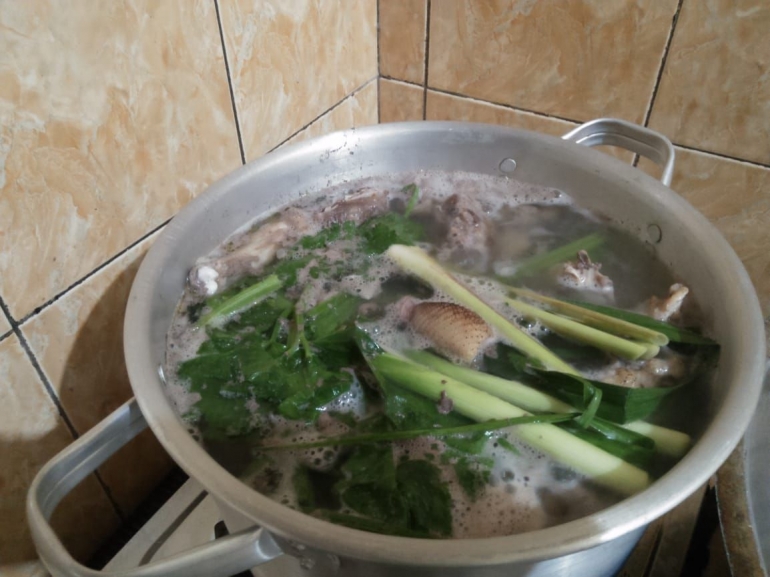 Rebusan daging ayam kampung (Dokumentasi pribadi)