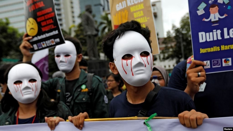 Para jurnalis mengikuti aksi demonstrasi pada Peringatan Hari Buruh Internasional di Jakarta (foto: ilustrasi). Nasib para pekerja media terancam akibat pandemi Covid-19/Foto: .https://www.voaindonesia.com/