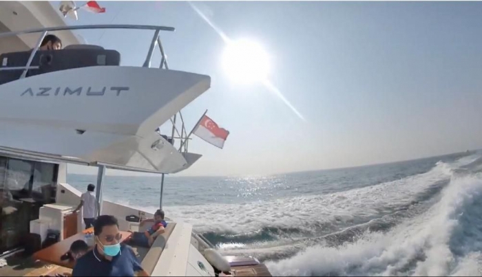 Di atas Azimut Yacth saat matahari naik sepenggalah. (dokpri)