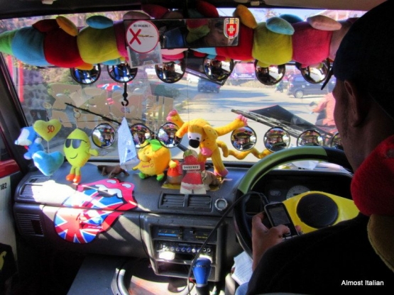 Interior dalam bemo. (Sumber gambar: almostitalian.blog)