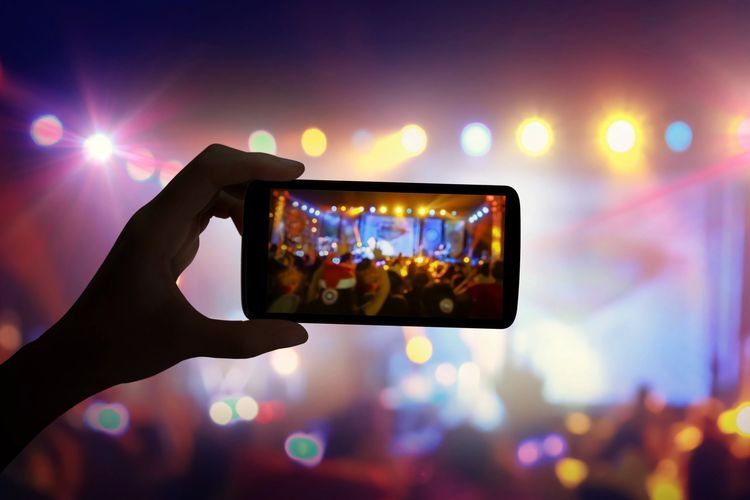 Ilustrasi Live Streaming di media sosial. (sumber: Salesforce.com via kompas.com)