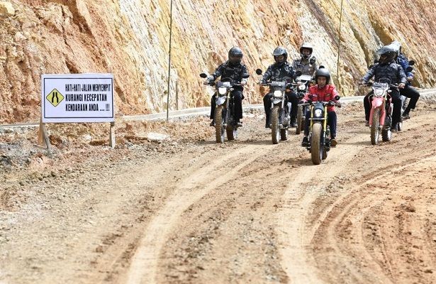 Presiden Jokowi meninjau pembangunan infrastuktur di perbatasan.Sumber Foto - nawacita.co