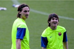 Lionel Messi (kanan) dan Zlatan Ibrahimovic, keduanya kini merasakan situasi berbeda di masa senja karier mereka. Messi dikabarkan akan pergi dari Barcelona. Sementara Ibra betah di Milan. Foto: sains.kompas.com/