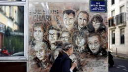 Poster kartun para korban serangan yang dipampang di salah satu sudut kota Paris. Sumber : CNN