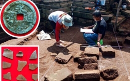 Ekskavasi oleh Balai Pelestarian Cagar Budaya Jawa Timur antara lain menemukan koin kuno (Foto: radarbromo.jawapos.com)