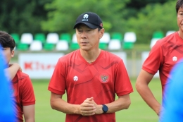 Shin Tae-yong memimpin latihan timnas U-19 di Kroasia (Sumber gambar: pssi.org)