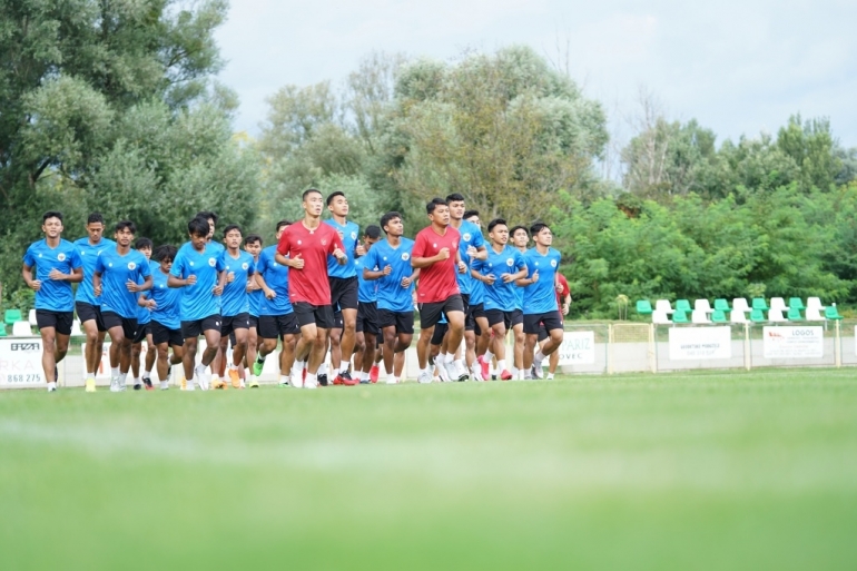Timnas U-19 langsung berlatih setibanya di Kroasia untuk melangsungkan training center. (Sumber: pssi.org)