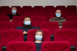 Ilustrasi menonton film di tengah pandemi virus corona. (Sumber : Shutterstock/Melinda Nagy via Kompas.com)