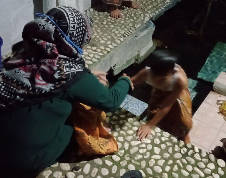 Setelah mandi langsung sungkem pada ibunya. Dokpri