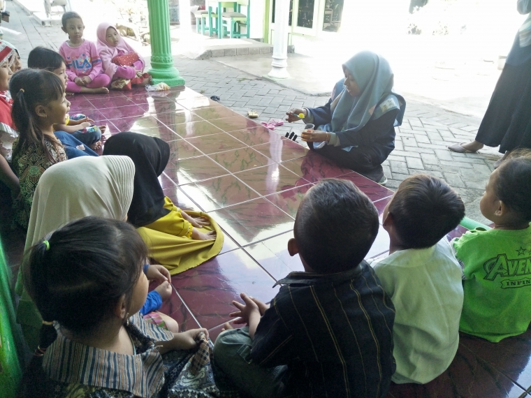 Kegiatan Pendampingan Pembuatan Salad Buah oleh Mahasiswa Kegiatan Pendampingan Pembuatan Salad Buah oleh Mahasiswa