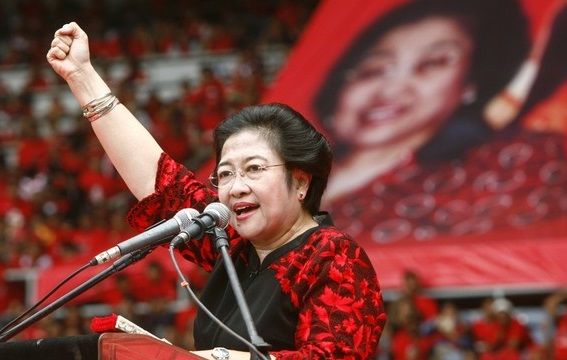 Megawati saat berpidato membakar semangat kader PDI Perjuangan (sumber: palapapos.com)