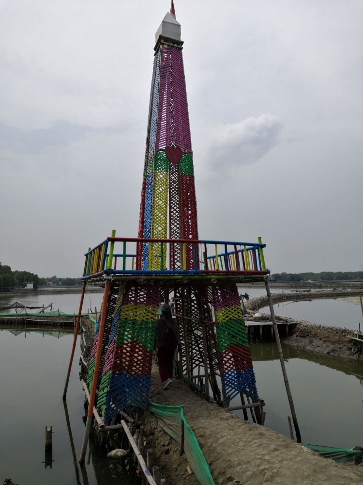 Ini dia Menara Eiffel karya orang-orang Desa di Muara Sunge Jingkem, Bekasi. Dokumen pribadi SZ.