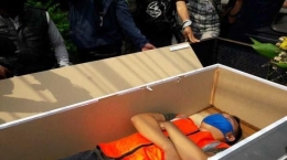 Warga yang tidak pakai masker masuk peti mati di kawasan Kalisari, Jakarta Timur, Kamis (3/9/2020) | Sumber gambar: Tribunnews.com/ dok. Pemprov DKI Jakarta