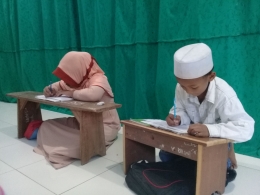 belajar mengajar menulis ayat Al-Qur'an (Dok. pribadi)