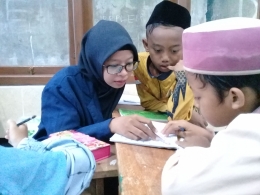 belajar mengajar membaca Al-Qur'an (Dok. pribadi)