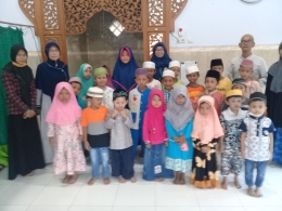 foto bersama anak-anak dan guru TPQ Baitussalam (Dok. pribadi)