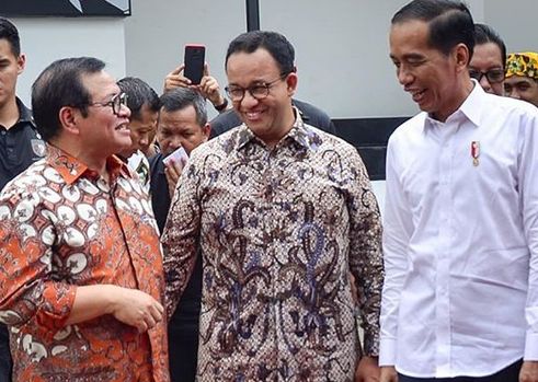 Presiden Jokowi dan Gubernur DKI Jakarta Anies Baswedan usai menyerahkan 3.000 sertifikat hak atas tanah untuk rakyat Jakarta (MerahPutih.com/Angga)