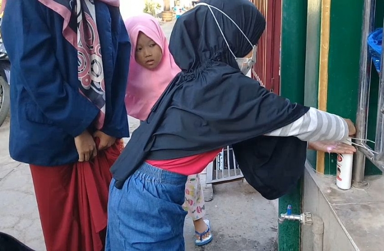 foto anak-anak praktek mencuci tangan (Dok. pribadi)